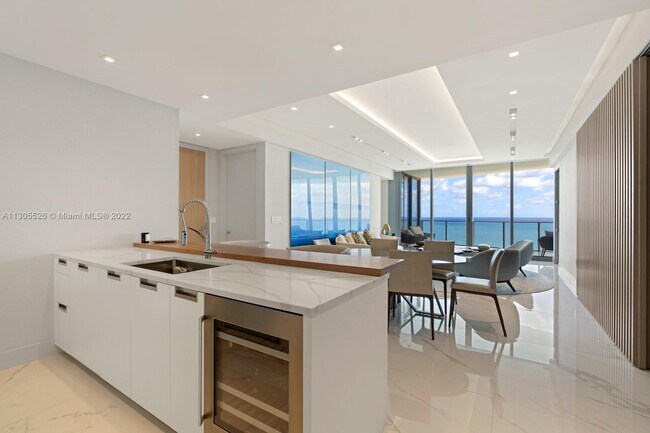 Foto del edificio - 15701 Collins Ave