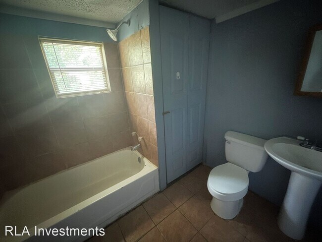 Building Photo - 2 br, 1 bath House - 2116 Division St