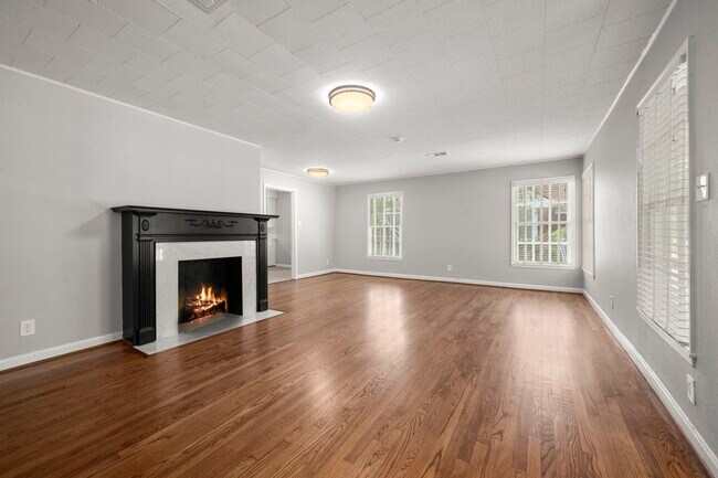 Foto del edificio - 6438 Pinehurst Dr