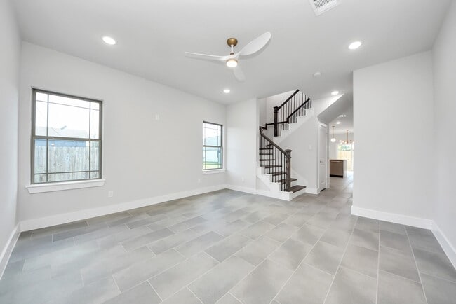 Building Photo - 1110 E Main St