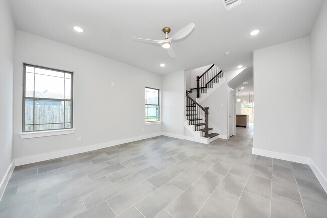 Foto del edificio - 1110 E Main St