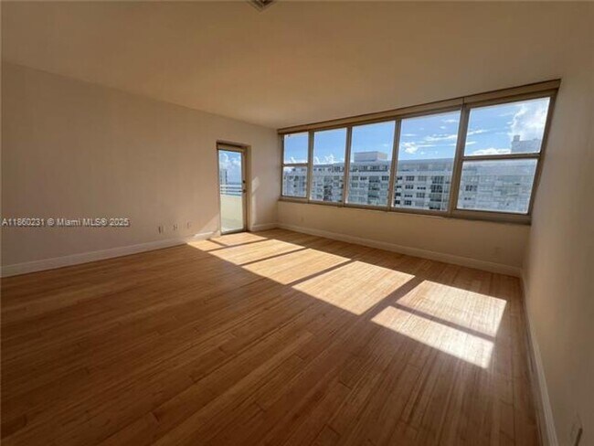 Foto del edificio - 5600 Collins Ave