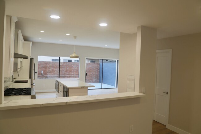 Building Photo - 407 W Duarte Rd