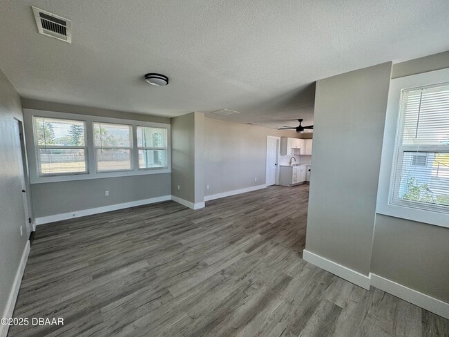 Building Photo - 127 Moore Ave