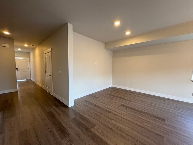 Building Photo - 1075 Red Apple Rd