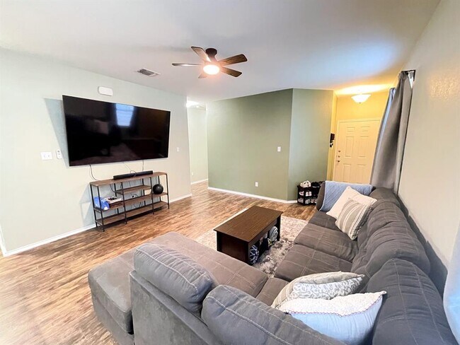 Building Photo - 228 La Dera Dr