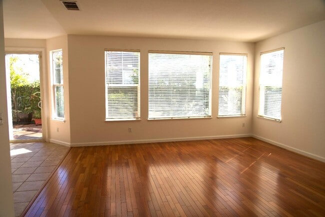 Foto del edificio - 504 Westwind Ln