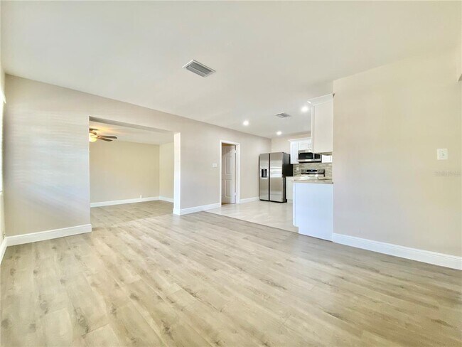 Building Photo - 4714 W Bay Ave