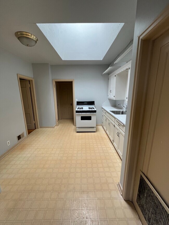 Spacious Kitchen - 624 N Riverfront Dr