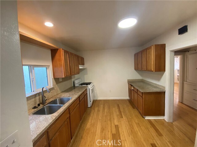Building Photo - 1132 N Mariposa Ave