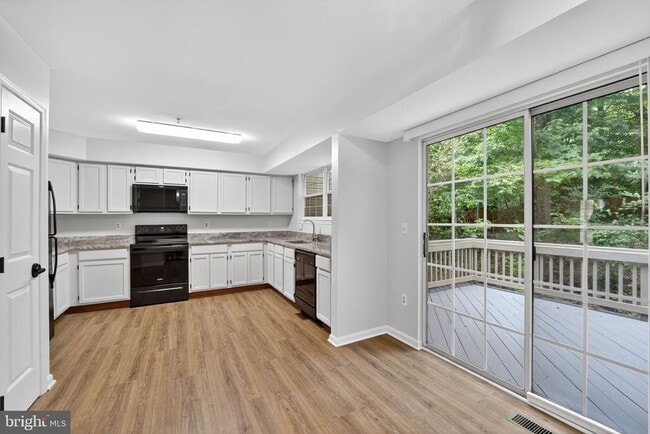 Building Photo - 107 Quiet Waters Pl