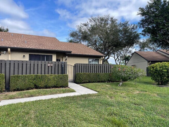 Foto del edificio - 541 Shady Pine Way