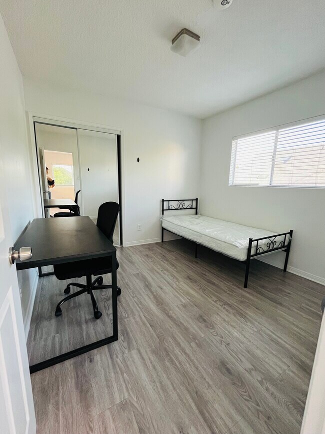 Foto del edificio - 1357 W 23rd St