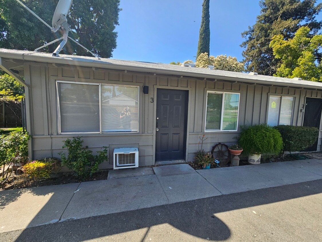 Primary Photo - 1 Bedroom 1 Bath Triplex Unit in Los Molinos!