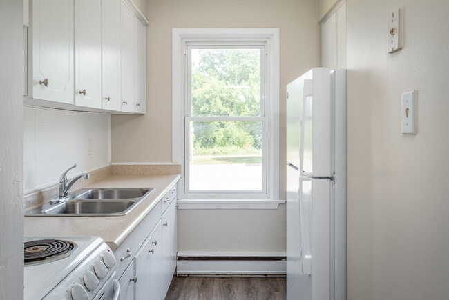 Building Photo - UPDATED TWO BEDROOM TOWNHOME IN NORTHEAST ...