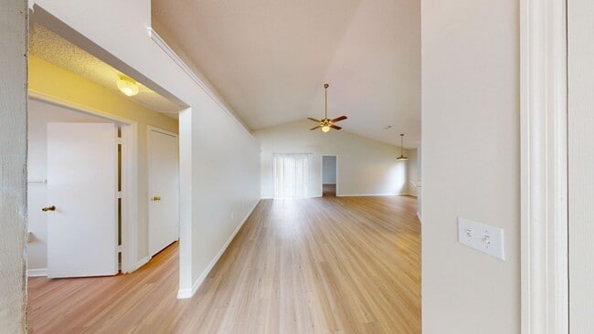 Foto del edificio - Beautiful 3Bed/ 2Bath Home with Two Car Ga...