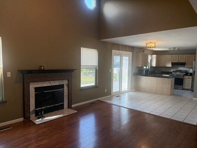Building Photo - 4 bedroom 2.5 Bath 1.5 Story Home In Fox S...