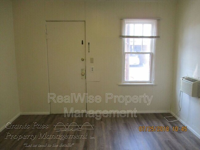 Foto del edificio - 707 NE 6th St