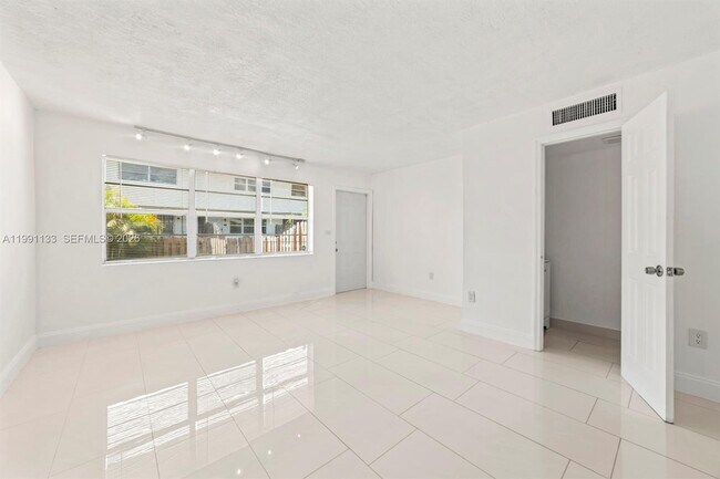 Foto del edificio - 1560 NE 151st St