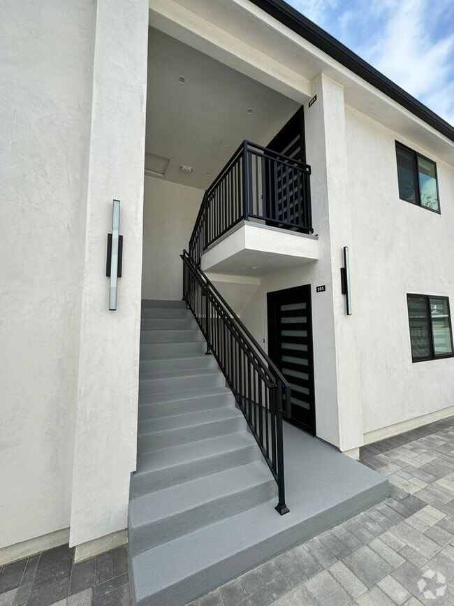 Building Photo - 714 E Palm Ave