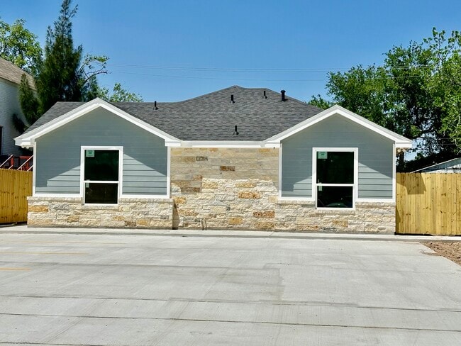 Building Photo - 1110 E Madison Ave