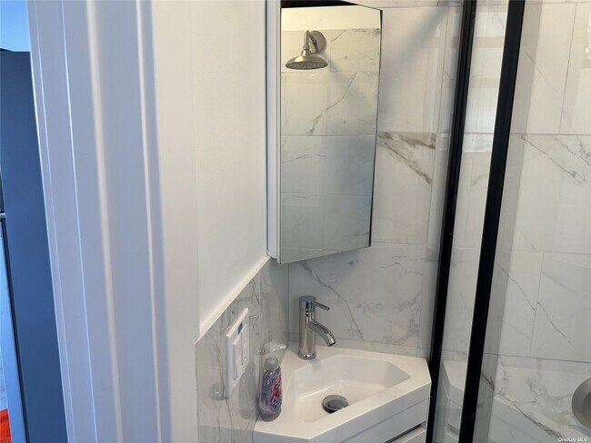 Foto del edificio - 9 Covert Ave