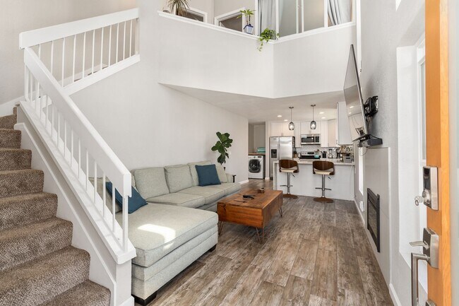 Foto del edificio - Fully furnished- North Mission 2 bed 2.5 baths - 6 houses from the beach.