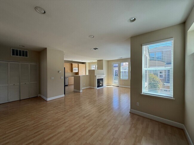 Foto del edificio - Spacious 4BD/4BA Single Family Home in Prime Santa Clara Location Near Apple Campus & Santa Clara...