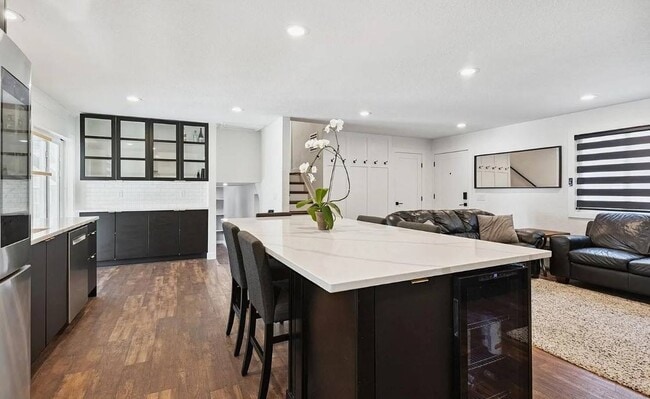 Building Photo - 9563 W Caley Ave