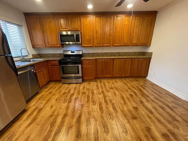 Foto del edificio - 3529 E Broadway