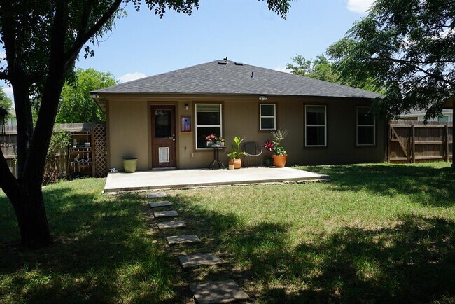 Foto del edificio - 329 Spring Branch Loop