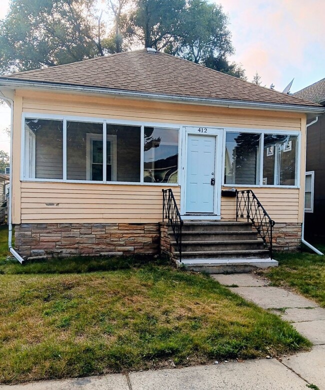 Building Photo - 2 Bedroom 1 bath with Office