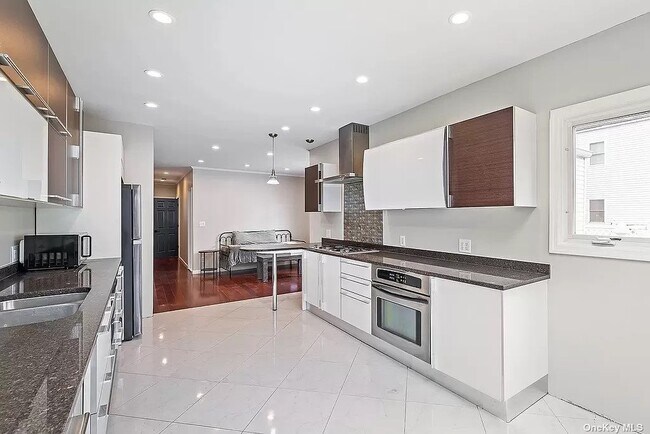 Foto del edificio - 43-17 20th Rd