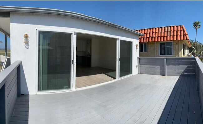 Building Photo - 6531 Vista Del Mar