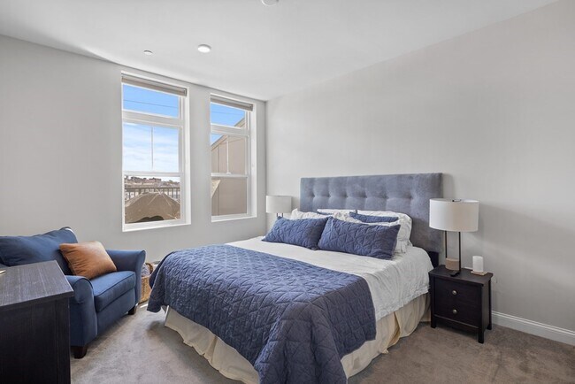 Building Photo - 171 W Broadway