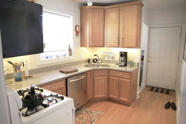Kitchen - 2323 W Melrose St