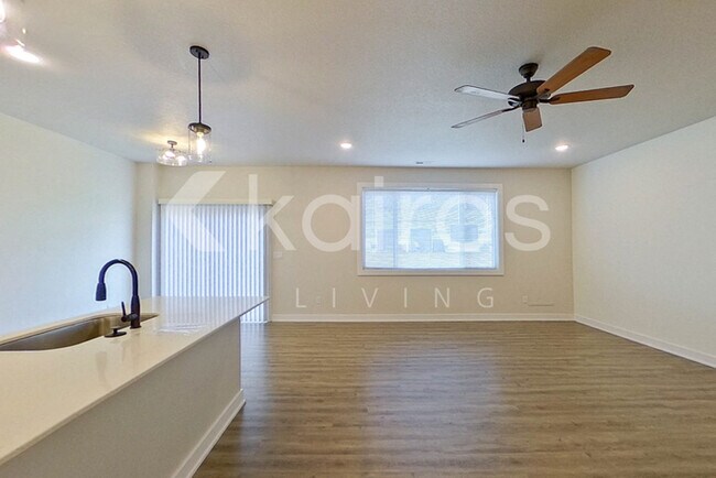 Foto del edificio - 6910 Bluebell Ct