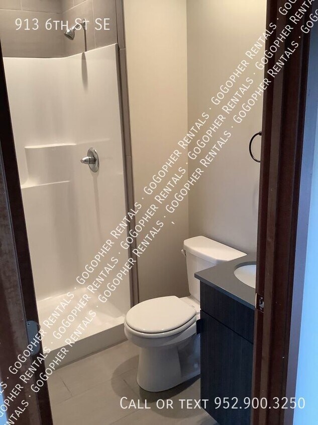 Foto del edificio - Modern 6 Bedroom Townhouse in Dinkytown