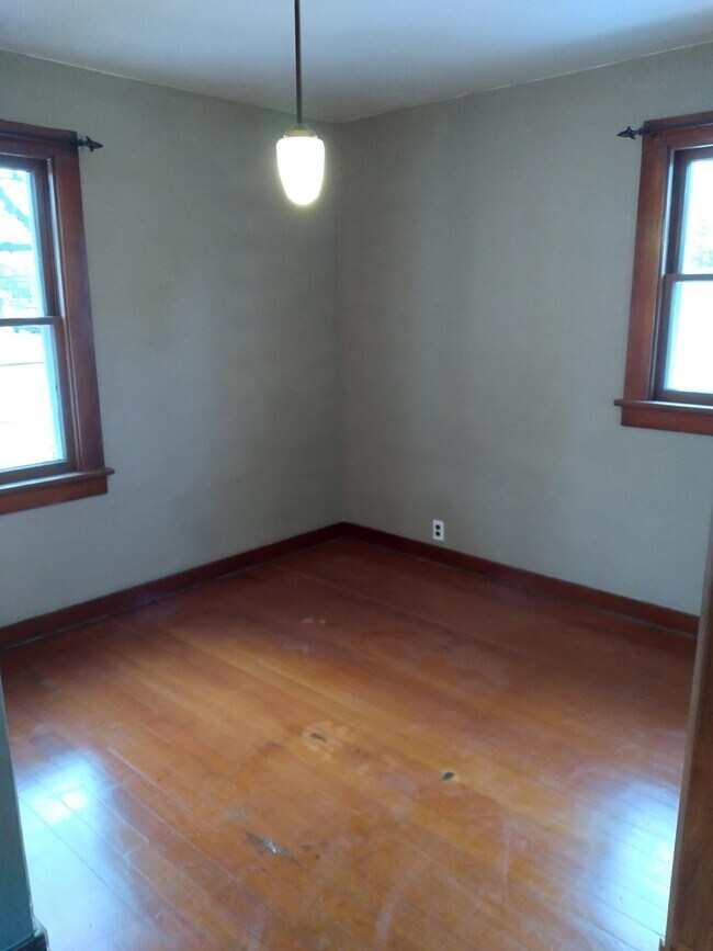 Building Photo - 946 S 5th St W