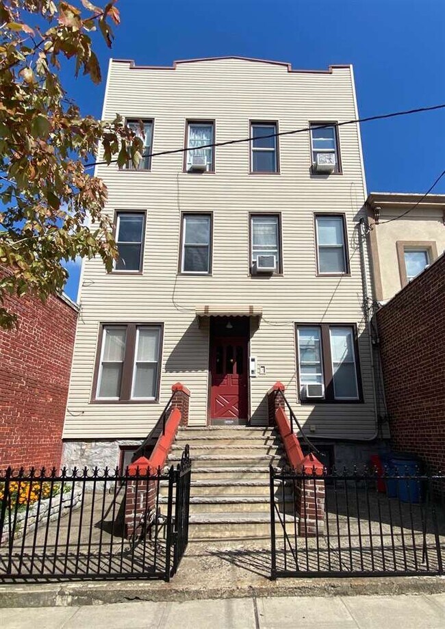 Building Photo - 718 8th St