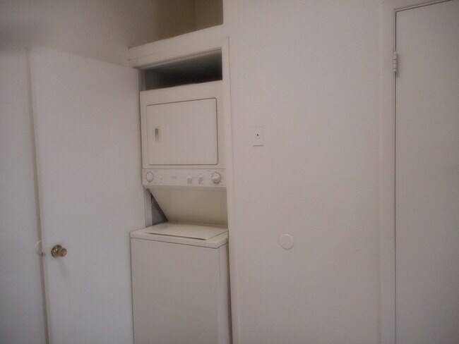 Building Photo - 618 White Cliffs Dr