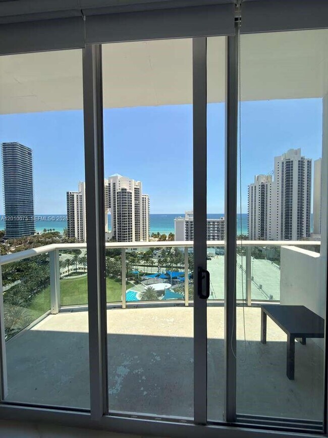 Foto del edificio - 19370 Collins Ave