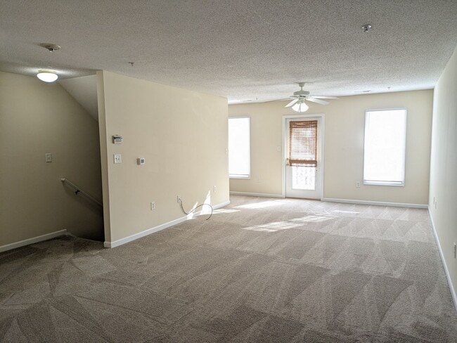 Building Photo - Large 3 Bedroom Townhome in Mooresville