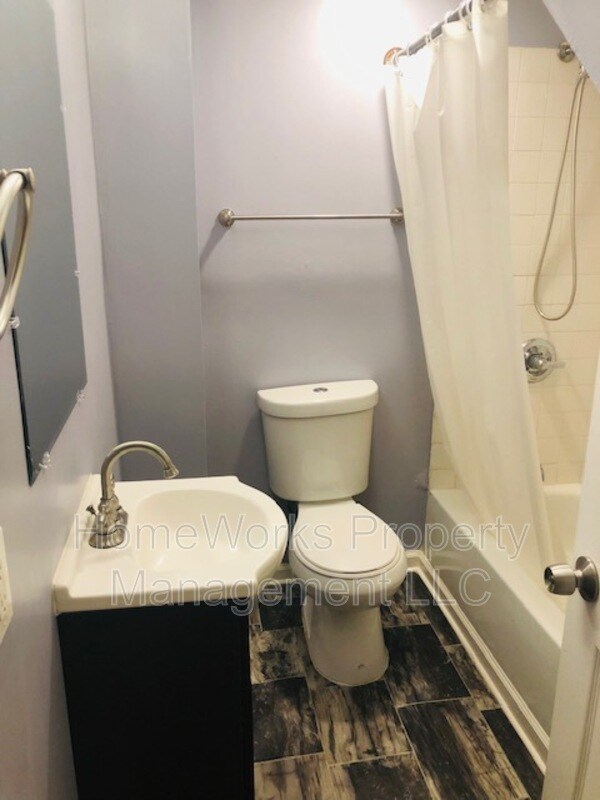 Foto del edificio - 2422 N Charles St