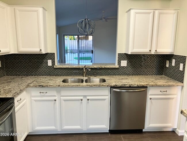 Building Photo - 2240 E Aire Libre Ave