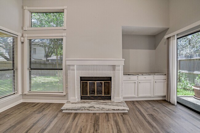 Foto del edificio - 3310 Meadway Dr