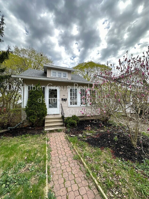 Primary Photo - 302 N Hayford Ave