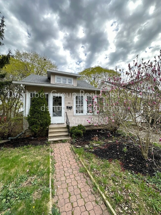 302 N Hayford- - 302 N Hayford- House