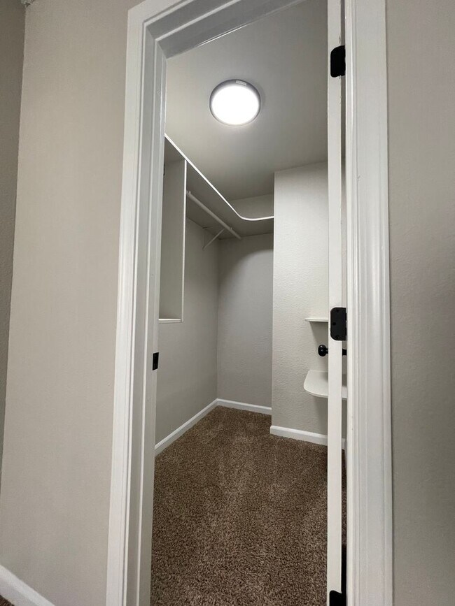 Building Photo - Apartment Centrally Located !!! Don't Miss...
