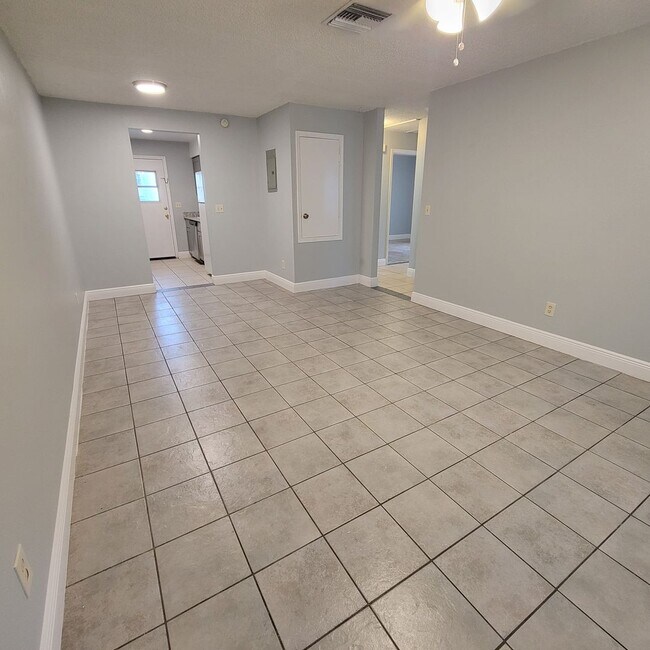 Building Photo - Charmin 3/1 Duplex In Groveland FL